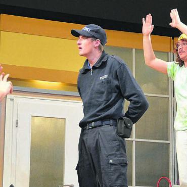 Unglaubliche Wandlung - Gemeindeammann Hans-Hermann Brändli (Fabian Flück, links) versucht dem Dorfpolizisten Pius Kümmerli (Silvan Schück) mit einer Ausrede zu erklären, was genau passiert ist. Hippie Theo (Curdin Flück) und Gemeindesekretärin Sonja (Christine Peter) helfen ihm, die richtigen Worte zu finden. Bild: Roger Wetli