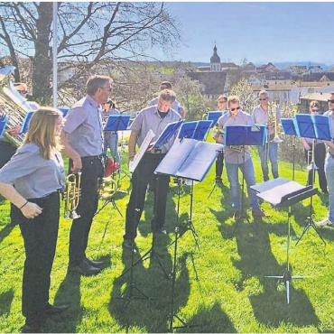 Mit Verstärkung nach Biel - Die Musikantinnen und Musikanten stellen sich in Biel der nationalen Konkurrenz. Bilder: zg