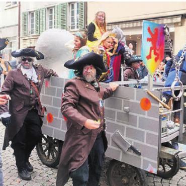 «Brämgarte esch Fasnacht» - Der grosse Umzug findet nächstes Jahr andernorts statt. Doch die abgasfreie Narren-Rallye garantiert trotzdem Fasnachts-Spektakel und ist für Familien und Kinder prädestiniert.