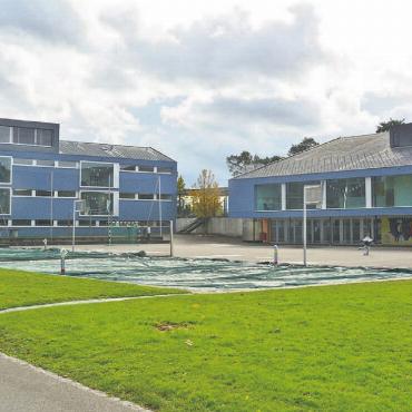 Zweiter Anlauf für mehr Schulraum - Die Schule Künten braucht mehr Platz. Vizeammann Yves Moser erklärte an der Informationsversammlung, was Gemeinderat und Kommission seit der letzten Winter- «Gmeind» auf den Weg gebracht haben bezüglich Schulraumplanung. Bilder: Archiv / Erika Obrist