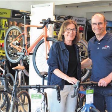 50 Jahre Vollgas gegeben - Funktionierendes Team: Barbara und Werner Stutz haben das Fachgeschäft gemeinsam aufgebaut. Nach 34 Jahren erfolgreicher Geschäftstätigkeit suchen sie nun eine Nachfolgelösung. Bilder: Chregi Hansen / Archiv