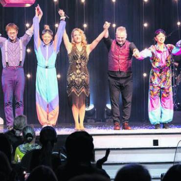Auf dem höchsten Show-Gipfel - Die Musiker und Artisten alle beim gemeinsamen Schlussbild. Die Premiere dauerte etwas länger als geplant – doch war atemberaubend stark.