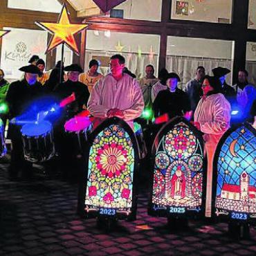 Leckeres und Lichter im Herzen - Die Laternen wurden auf den Kindergartenplatz getragen.