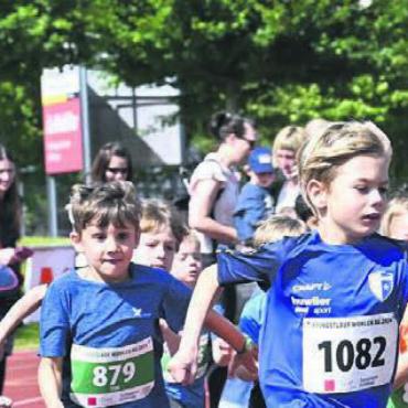 Eine Banane reicht nicht - Die Kinder rennen ehrgeizig um den Sieg, die Eltern sind mit viel Stolz am Streckenrand. Für die kleinsten Teilnehmer ist der Pfingstlauf ein bleibendes Erlebnis.