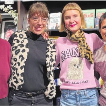 Ort der Begegnung sein - Selbst beim Teamevent blieben die drei Mitarbeiterinnen der Bibliothek der Welt der Bücher treu und besuchten eine Lesung (von links): Monika Egli, Yvonne Strobel, Autorin Caroline Wahl, Leiterin Simone Huber. Bilder: zg