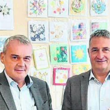Grosszügige Spende - Thomas Bopp und Rafael Wüst (r.) nehmen die Spende in Höhe von 20 000 Franken dankend von Rosmarie Mösch und Hanspeter Gemperli entgegen. Bild: zg
