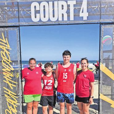 Viel vor im Sand - Die Freiämter an der U16-Europameisterschaft der Mädchen und Jungs: Manuela Strebel (Assistentin U16-Junioren), Jennifer Tobler und Alexander Fleischlin (beide vom HC Mutschellen) und Francine Biffiger (Assistentin U16-Juniorinnen).