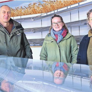 Voller Ideen und Tatendrang - Ein Drittel der Kerngruppe im ehemaligen Bäckerei-Verkaufsladen, von links: Jan Illing, Lea Küng und Regula Marthaler. Bild: Annemarie Keusch