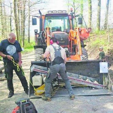Sportler im Einsatz - Beim Unterhalt gab es auch maschinelle Unterstützung. Bild: zg
