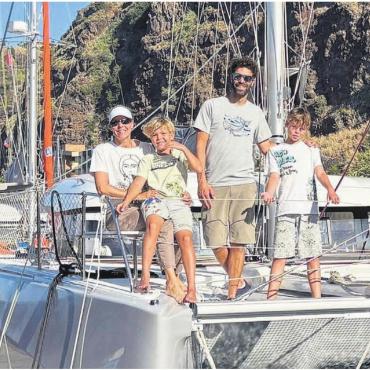 «Erlebnisse, die man wirklich lebt» - Erst kürzlich haben Patrizia Küng, Liam, Sylvain Rayé und Kenzo (von links) mit ihrem Segelboot den Atlantik überquert und weilen nun in der Karibik. Wo die Reise endet, wissen sie noch nicht. Sie sagen: «Am Ende sind es nicht die Pläne, sondern die erlebten Momente, die ein Leben reich machen.» Bild: zg
