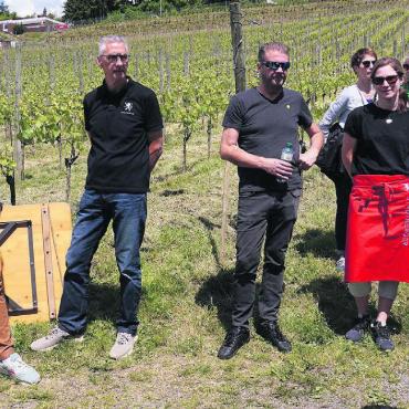 Stadtberger neu kennenlernen - Trix Oswald, die Präsidentin der Rebbaukommission (rechts), präsentiert im sonnenbeschienen Stadtberger Rebberg ihre Köstlichkeiten. Bilder: Hans Rechsteiner
