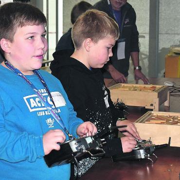 Der Traum vom Fliegen - Mittels Simulatoren konnten sich Kinder im Modellflug üben. Bild: eob