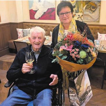 Noch immer voller Lebensfreude - Alois Koller nimmt an seinem 100. Geburtstag die Gratulationen von Bremgartens Vizeammann Doris Stöckli entgegen. Bild: Marco Huwyler