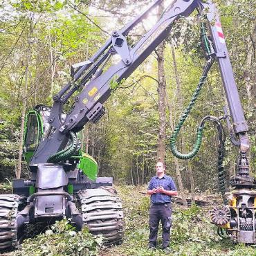 «Natur mit Augenmass nutzen» - Maschinen wie diesen Vollernter wird man an der «megaNatur» im Einsatz erleben können. Dieser ist mit Moorbändern ausgestattet, um die Bodenverdichtung zu vermindern. Auf dem Bild erklärt Tobias Wiss dessen Funktionsweise. Bild: zg