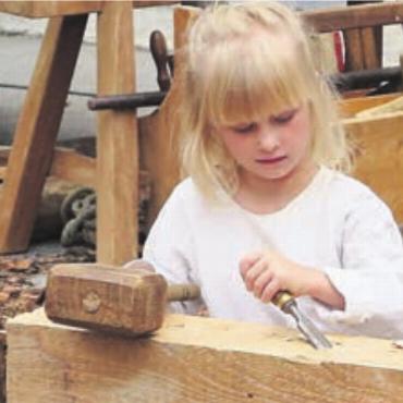 Giesskanne und Gummistiefel - Hand anlegen wie im Mittelalter wird am Markt der Vielfalt wieder möglich. Bild: zg