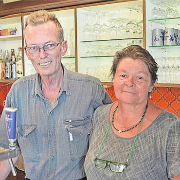 Auflagen führen zum Aus - Heinz Selm und Manuela Koller führten das Restaurant Schlossberg neun Jahre lang. Bald schliessen sie es und ziehen in den Süden. Bild: Roger Wetli