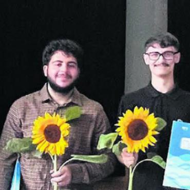 Mehr als ein formaler Akt - Die fünf Schulabgänger sind stolz auf das Erreichte. Bild: zg