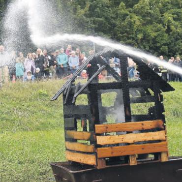 «Heisses» und nasses Finale - Nach dem Löschen des Hausbrands gab es eine Dusche fürs Publikum. Bild: Erika Obrist