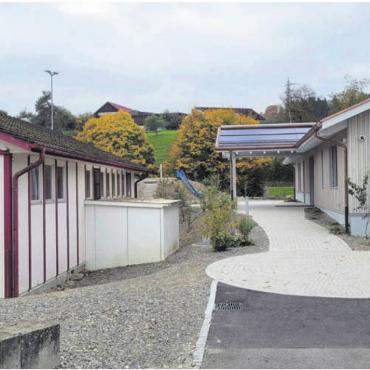 Jetzt den Abschluss besorgen - Das «Providurium» (links) soll abgerissen werden, dann erhält der neu gestaltete Kindergarten eine schöne Umgebung. Bild: Archiv