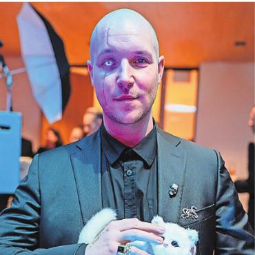 Ein Hauch von Hollywood - Philipp Maximilian Ritter als böser Bondgegner Ernst Stavro Blofeld.