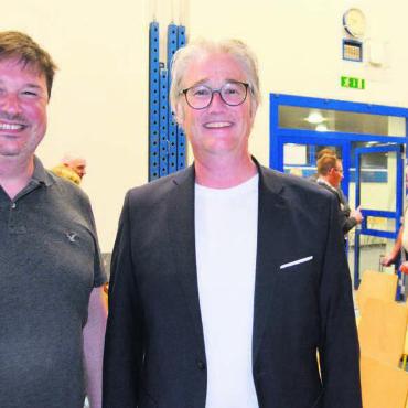 Rund 28,7 Millionen Franken Erlös - Gemeinderat Michael Gutknecht (links) und Gemeindeammann Reto Bissig erläuterten die Details zum Verkauf der Parzellen. Bild: Roger Wetli