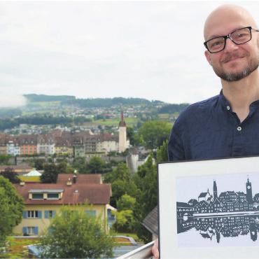 Das Spiel mit Licht und Schatten - Markus Eichhorn wurde von der Kulisse der Bremgarter Altsstadt inspiriert. Die «Skyline» hat er in einem Scherenschnitt festgehalten.
Bild: Sabrina Salm