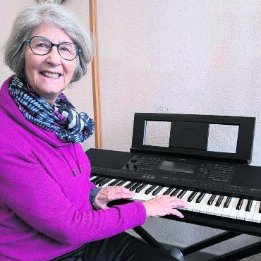 Spätberufene Tasten-Virtuosin - Erika Kunz packt im Alter Neues an. Vor einem Jahr begann sie mit Keyboardspielen und macht rasant Fortschritte. Das Instrument hat sich in kurzer Zeit zu einem grossen Hobby der Rentnerin entwickelt. «Es hilft mir auch enorm, im Kopf fit zu bleiben», sagt die 74-Jährige. Bild: Marco Huwyler