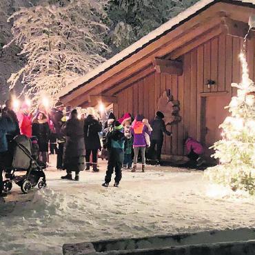 Chlausfeier im Winterwunderland - Der Sportverein empfing seine Besucherinnen und Besucher mit Punsch und Glühwein vor der Waldhütte.
