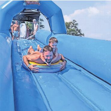Bilder, Menschen, Emotionen - 17. August: Nach zweijährigem Unterbruch kehrt der Wasserrutschspass «Summer Splash» nach Hermetschwil-Staffeln zurück. Der jüngste Bremgarter Stadtteil wird ein Sommerwochenende lang zum fröhlich-spritzigen Dorffest.