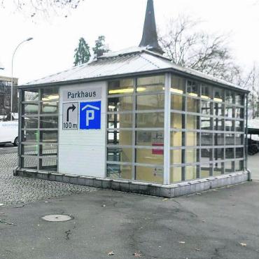 Den Citymanager abschaffen? - Zankapfel Obertor-Parkhaus. Die SVP möchte, dass die Gratisparkstunde per sofort wieder eingeführt wird. Die dadurch anfallenden Zusatzkosten für die Stadtkasse sollen mit der Abschaffung des Citymanagers mehr als kompensiert werden. Bilder: Marco Huwyler