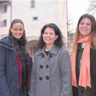 Mehr Gewicht für die Kultur - Bei der Entwicklung eines Kultursekretariats zählt die Stadt auf die Meinung der Bevölkerung. Maja Schelbert (Stadtschreiber-Stellvertreterin), Stadträtin Claudia Bamert und Yaël Kaiser (Projektmitarbeiterin Kultur) (v. l.) hoffen darauf, dass möglichst viele Personen an der Online-Umfrage mitmachen.
Bild: Sabrina Salm