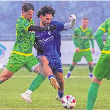 Mutscheller Frust, Wohler Freude - Gianluca Sforza (links) im Zweikampf mit Fabio Milazzo. Letzterer erzielte das erste von vier Toren für Wohlen U23. Bild: Andy Müller