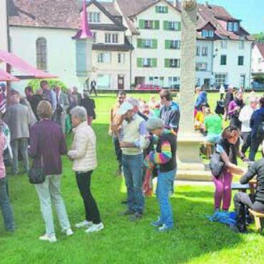 Handkäs mit Musik - Nach dem kirchlichen Teil war draussen gemütliches Beisammensein angesagt. Bild: zg