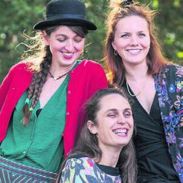Spannung und Fantasie - Das Trio Balladin: (v. l.) Sabrina Merz, Alexandra Fülscher und (vorne) Magdalena Irmann. Bild: zg