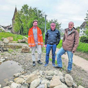 «Nun ist die Natur am Zug» - Werkhofleiter Oliver Burgunder, Stadtrat Daniel Sommerhalder und Bereichsleiter Tiefbau Stefano Righetti (v. l.) besichtigen gemeinsam den aufgewerteten Reussuferweg. Bei der Stadt ist man sich einig: Das Projekt ist gelungen und bietet grossen Mehrwert. Bild: Marco Huwyler