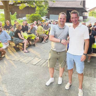 «Alles gut, ausser …» - «Der TV Muri ist ein toller und intakter Verein mit viel Zusammenhalt», sagt Trainer Björn Navarin (rechts). Hier mit TV-Muri-Fördervereinspräsident Mirko Kleiner an einem Anlass von «Pro Handball 96». Bild: zg