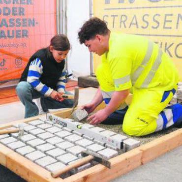 Begeisterung überall - Lehrlinge erklärten interessierten Kindern ihren Beruf.