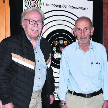 Der Schüblig durfte nicht fehlen - Sie führten den Verband zuletzt: (von links) Roland Büsser, Roland Meier, Präsident Ernst Knöri und Stefan Meier. Bild: Erika Obrist