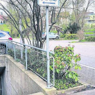 Besichtigung wird vorverlegt - Der Eingang zur Unterkunft befindet sich direkt beim Alterswohnheim. Für viele Dottiker ist dies der völlig falsche Standort. Bild: Archiv