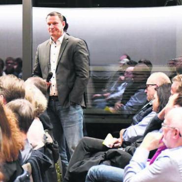 Austausch setzt Dynamik frei - Kulturminister und Gemeinderat Roland Vogt freute sich über das grosse Interesse und bezeichnete den Anlass «Kulturnetzwerk Wohlen» als grossen Erfolg. Bilder: Daniel Marti