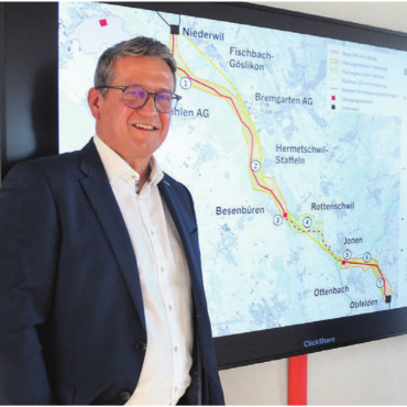 Auflage im Februar oder März - Sie vertreten die Variante einer 380-Kilovolt-Leitung, die mehrheitlich als Freileitung gebaut werden soll: Martin Roth, Leiter Netzprojekte (links), und Matthias Schmid, Mitglied Projektteam. Bild: Roger Wetli