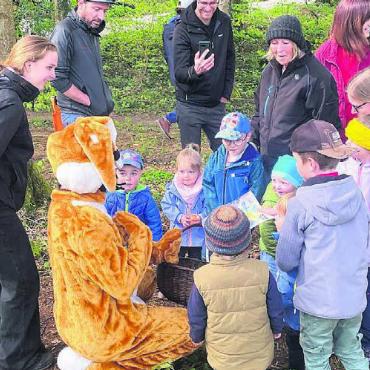 Eierjagd im Wald - Bei ihrer Suche stiessen die Kinder auf den Osterhasen. Er erhielt dicke Umarmungen und von einem der Kinder sogar eine Zeichnung.