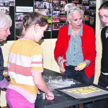 «Guetzle» auch in Spanien - Was machen wir mit diesem Resten Teig? Uschi Meier, Marlene Lüthy, Brigitte Maurer und Emily Lüthy (von links). Bild: Erika Obrist