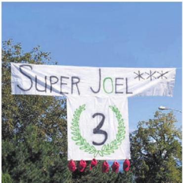 Auf Tuchfühlung mit ihrem Helden - Quer über die Strasse hing das Banner.