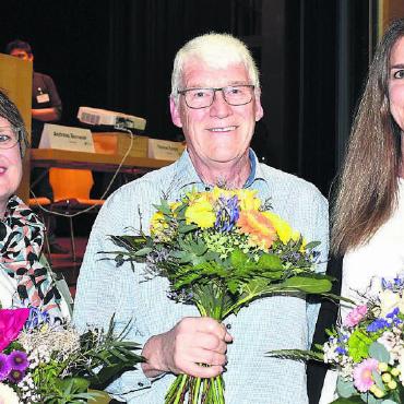 Die Führung neu aufgestellt - Guido Wehrli und Julia Huber (rechts) wurden in den Vorstand der Spitex Mutschellen-Reusstal gewählt. Brigitte Weibel ist die neue Präsidentin der Spitex. Bild: Erika Obrist