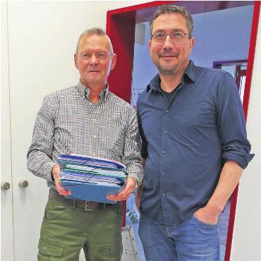 Eine prägende Ära für die Ara - Toni Burkart (links) übergibt zahlreiche ARA-Unterlagen (noch in Papierform) und einen USB-Stick mit präsidialen Unterlagen an seinen Nachfolger Stefan Strebel. Bild: Richard Gähwiler