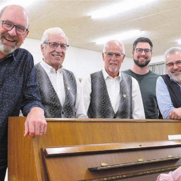 Seit 95 Jahren im Verein - Beim Liederkranz steht neben Geselligkeit auch das Liedgut im Zentrum: (v. l.) Vizepräsident Stefan Staubli, Klaus Töngi, Wilfried Zehnder, Kassier Marcel Ammann, Präsident Markus Staubli und Dirigent Stephan Wiedmer. Bild: Roger Wetli