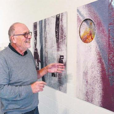 Die Schönheit des Verfalls - Ueli Merten kann zu jedem seiner Bilder eine Geschichte erzählen. Auf Anfrage ist er bereit, Besucher persönlich durch die Ausstellung zu führen. Bild: Chregi Hansen