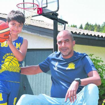 Alles geben für den Sieg - Aris Balsama ist für die Organisation des Minibasketballturnier in der Turnhalle der Kreisschule Mutschellen verantwortlich. Auch sein Sohn Taiyo wird spielen. Bild: Roger Wetli