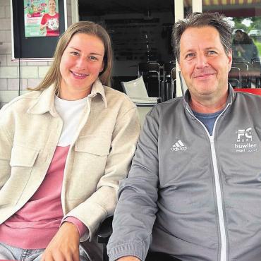 Hoffen auf wenig Ferien - Julia Stierli und ihr Förderer Sepp Bütler, der sie als junges Mädchen zu den Jungs brachte. «Das war enorm wichtig», sagen beide. 
Bild: Stefan Sprenger